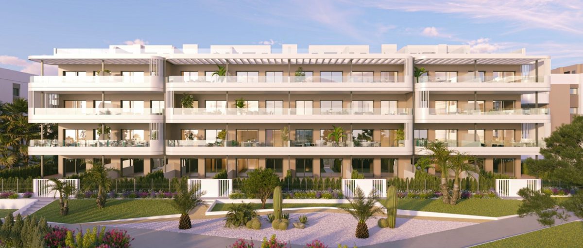 Vista lateral de la urbanización de pisos de obra nueva Sunset Village con piscina y jardines en La Hoya, Torrevieja, Costa Blanca, Alicante