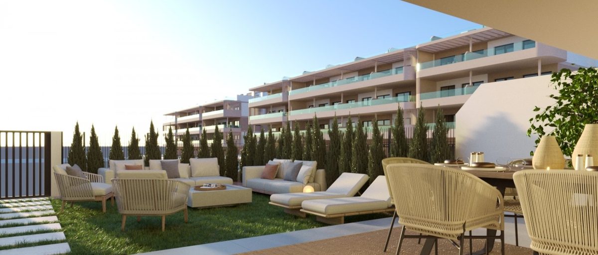 Solarium en azotea con tumbonas y vistas sobre Torrevieja en los pisos de obra nueva Sunset Village, Costa Blanca