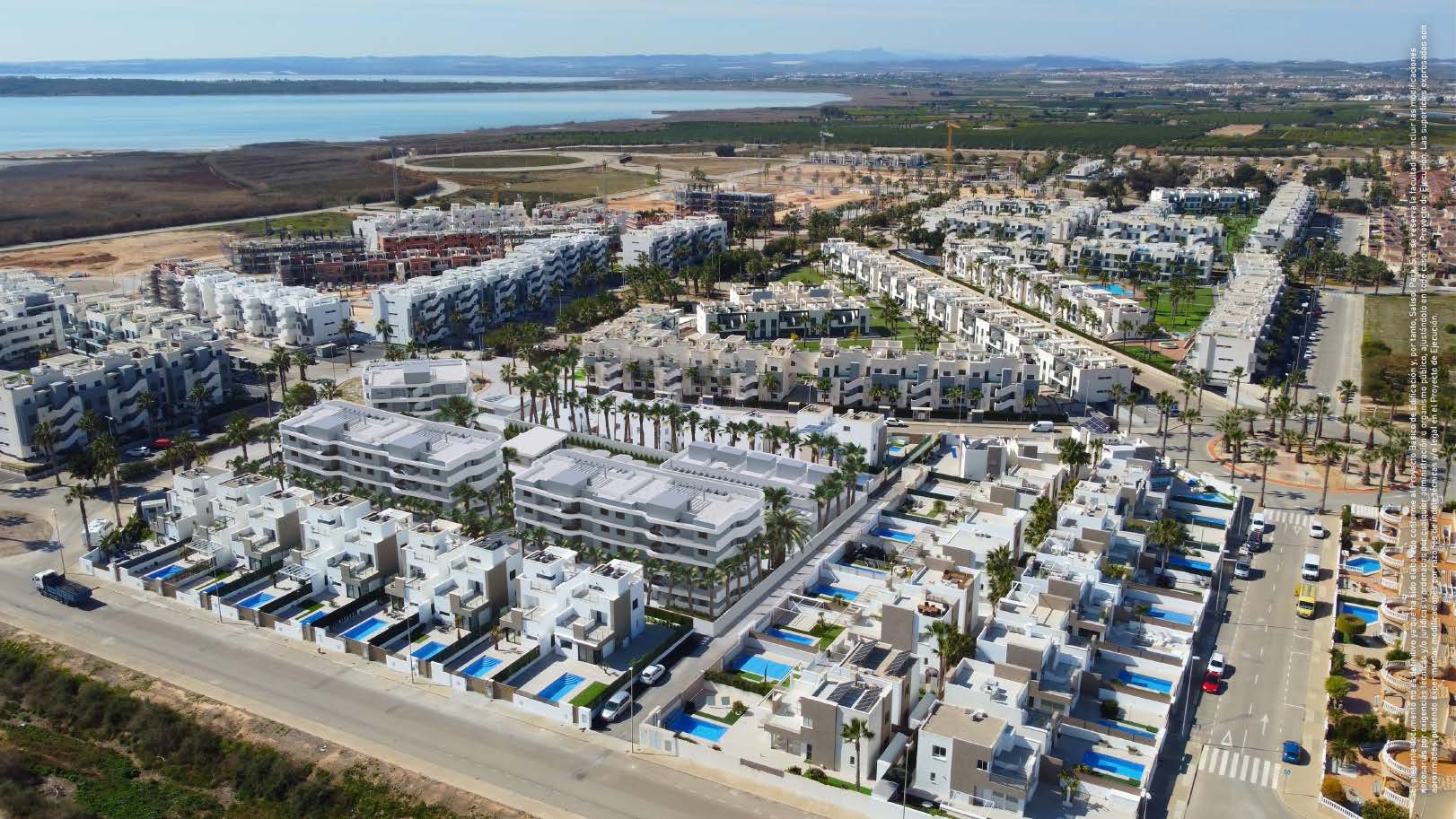 Vue aérienne des appartements et villas neufs à vendre à SaliSol Resort, El Raso, Guardamar del Segura, Costa Blanca