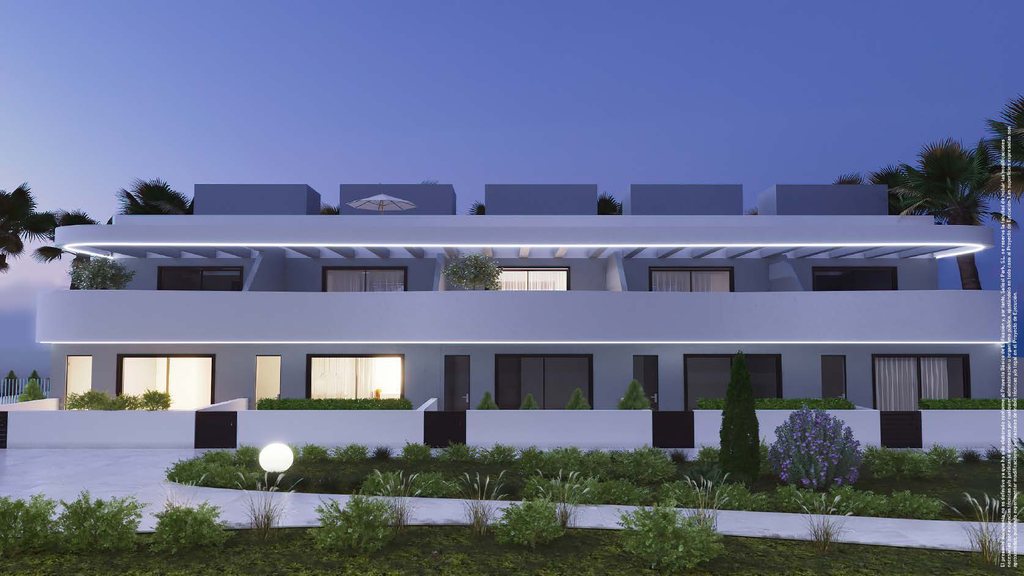 Façade au crépuscule d'une villa individuelle neuve avec jardin privé et solarium en toiture à SaliSol Resort, Guardamar del Segura, Alicante