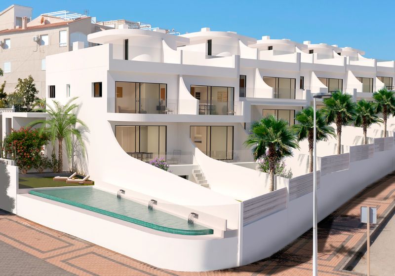Новые квартиры La Manguilla Sea Views с белыми изогнутыми фасадами и видом на море, в 250 м от пляжа Ла-Маты, Торревьеха, Коста-Бланка