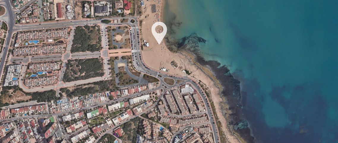 Skats no putna lidojuma uz La Mata pludmali un krastmalu Torrevieja, kur 250 m no jūras atrodas La Manguilla Sea Views jaunie dzīvokļi