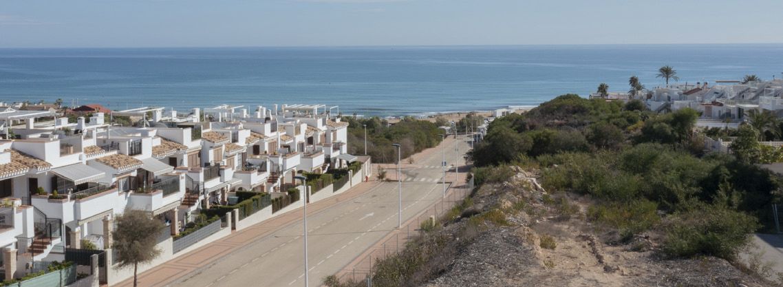 Skats no putna lidojuma uz La Mata pludmali un krastmalu Torrevieja, kur 250 m no jūras atrodas La Manguilla Sea Views jaunie dzīvokļi