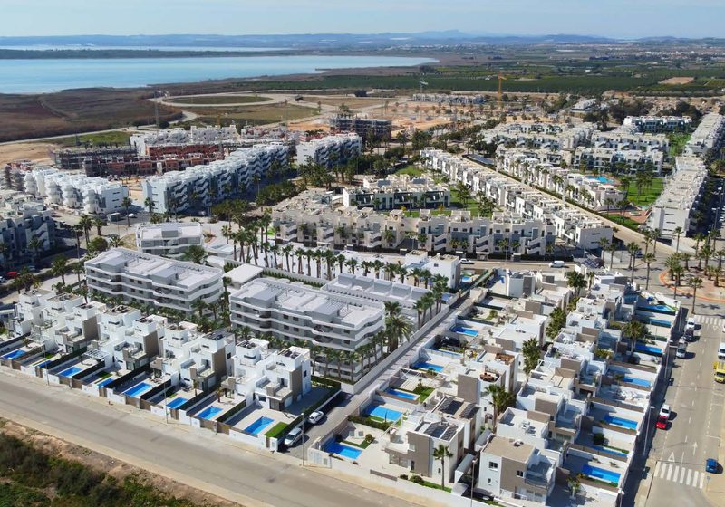 Vista aérea de SaliSol Resort con pisos y villas de obra nueva en El Raso, Costa Blanca, España
