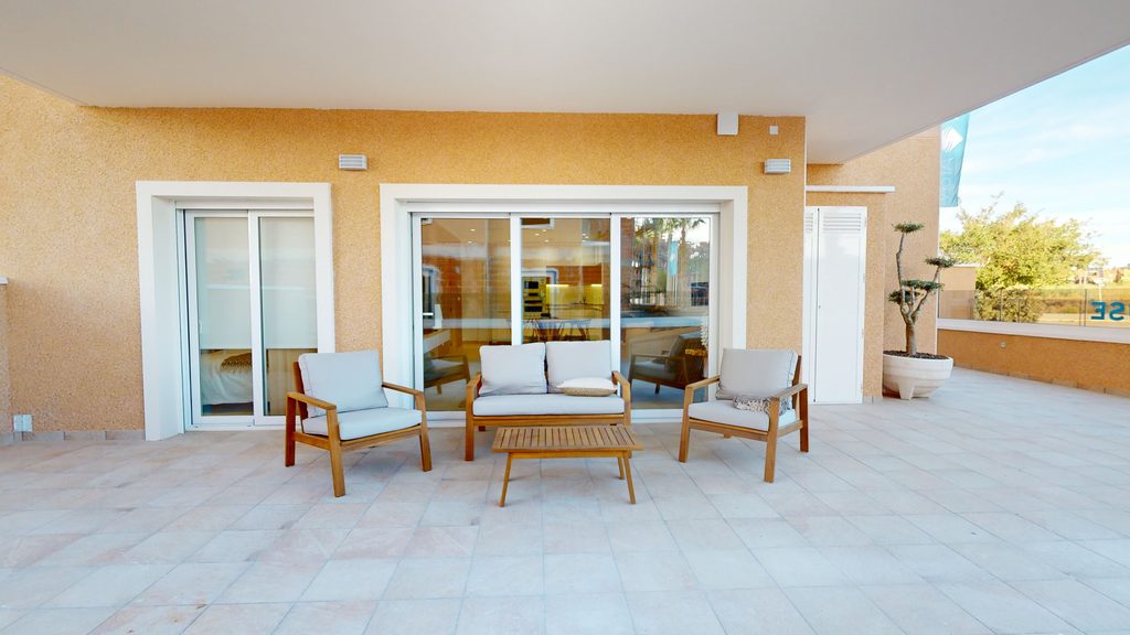 Prawdziwe zdjęcie prywatnego tarasu z meblami ogrodowymi w nowym 3-pokojowym mieszkaniu Vista Azul, El Raso, Guardamar del Segura, Costa Blanca