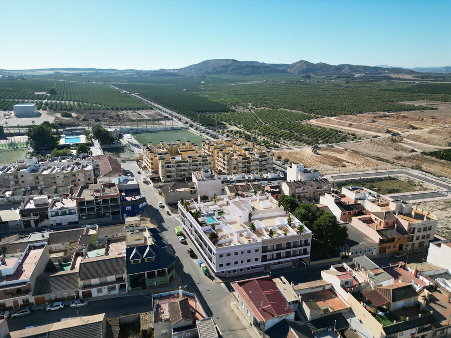 Fågelperspektiv över Algorfa stad och omgivande landsbygd vid La Vista nybyggda lägenhetsanläggning, Costa Blanca, Alicante