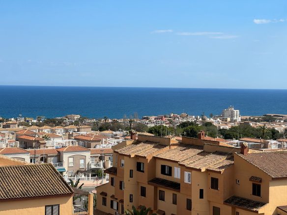 Īpašumi Torrevieja - pārdot 2 istabu dzīvoklis ar skatu uz Vidusjūru Aguas Nuevas, Spānijā ar peldbaseinu.