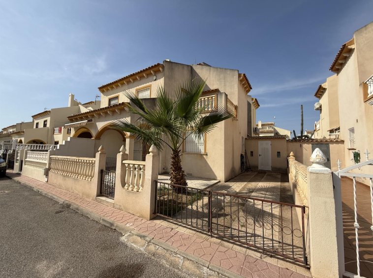 Очаровательное шале на продажу в Плайя-Фламенка, Ориуэла Коста — рядом с морем! 💶 Цена: €169.900 📉 Снижена на €15.100 (налоги и сборы не включены) Просторный и уютный дом в одном из самых популярных районов побережья — Плайя-Фламенка, Ориуэла Коста.