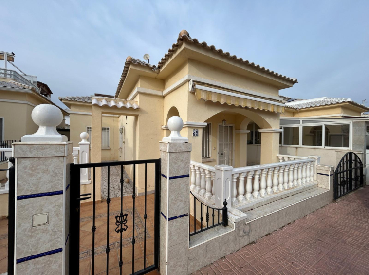 Cheap 2-Bedroom house for Sale in Torrevieja – €159,900 | Private Garden, Solarium & Parking. Residencial DaVinci, Torrevieja