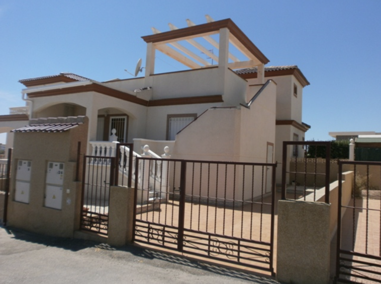 Недвижимость в Испании – Продается меблированное бунгало в Ла-Марина рядом с пляжем Meta Description (до 160 символов): Продается меблированное бунгало в Ла-Марина: 2 спальни, терраса, солярий, бассейн. До пляжа 5 мин. Отличный вариант для жизни и отдыха в Испании!