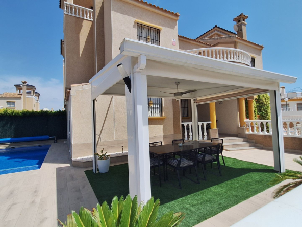 Īpašumi Spānijā – Pārdod māju Guardamar. Skaista māja ar privātu baseinu, netālu no jūras un dabas ezera ar flamingo. Tikai 30 minūtes līdz Alikantes lidostai.