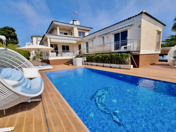 Villa for sale in Molino Blanco, Torrevieja. 419m² built, private saltwater pool, sauna, Turkish bath, and just steps from La Mata Beach.