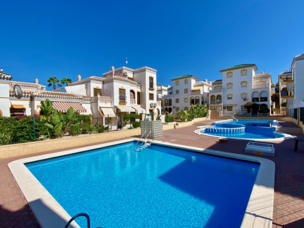 Недвижимость в Испании: квартира за 165 000 € рядом с морем в престижном жилом комплексе Molino Blanco. Отличный вариант для жизни и отдыха на побережье Коста-Бланка.