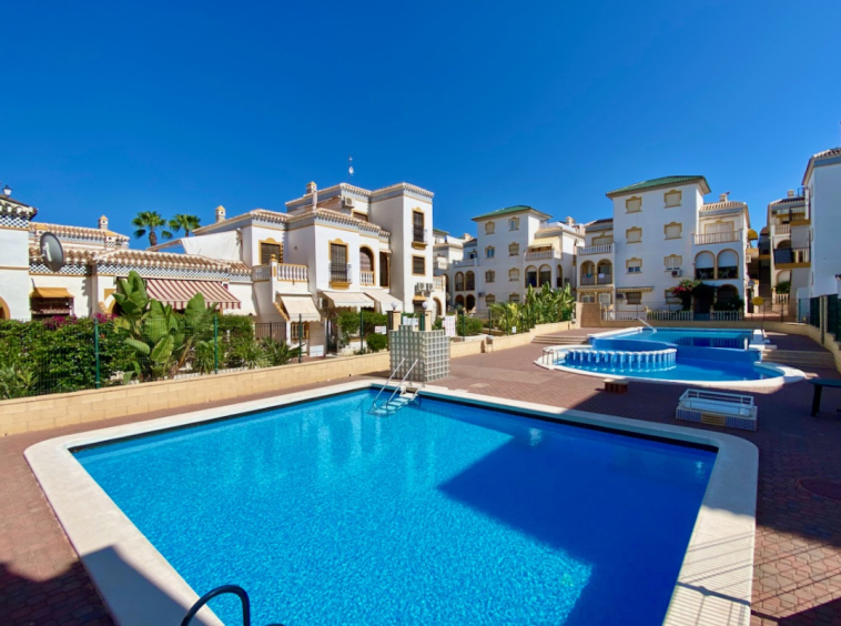 Недвижимость в Испании: квартира за 165 000 € рядом с морем в престижном жилом комплексе Molino Blanco. Отличный вариант для жизни и отдыха на побережье Коста-Бланка.