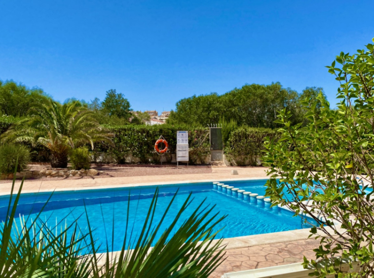 Продается рядный дом с 2 спальнями и 2 ванными комнатами в 500 м от пляжа Ла-Мата. Общий бассейн, парковка, приватная терраса 31 м². Идеально для отдыха или постоянного проживания на побережье Коста-Бланка.