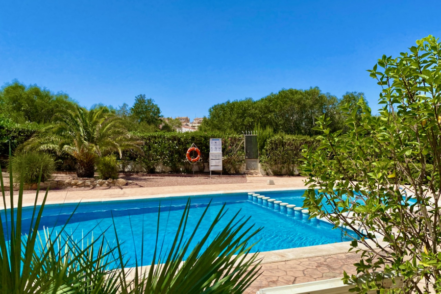 Продается рядный дом с 2 спальнями и 2 ванными комнатами в 500 м от пляжа Ла-Мата. Общий бассейн, парковка, приватная терраса 31 м². Идеально для отдыха или постоянного проживания на побережье Коста-Бланка.