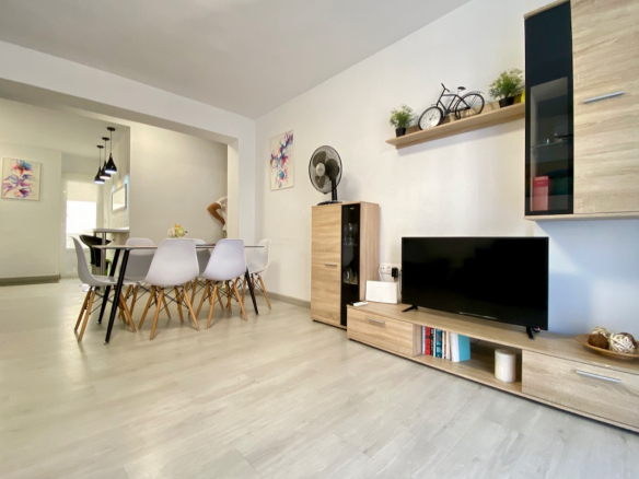 Vollständig renovierte 3-Zimmer-Wohnung in Torrevieja, nur 150 m vom Strand Acequión entfernt. Ideal als Ferienwohnung, Investition oder Dauerwohnsitz.