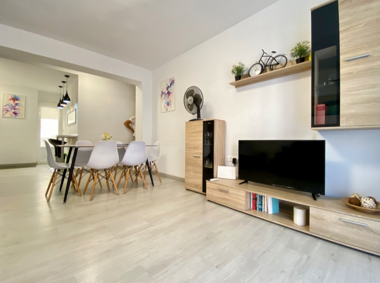 Vollständig renovierte 3-Zimmer-Wohnung in Torrevieja, nur 150 m vom Strand Acequión entfernt. Ideal als Ferienwohnung, Investition oder Dauerwohnsitz.